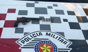 Casal e menor são detidos por porte ilegal de arma