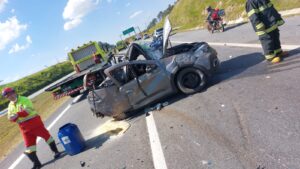 Colisão entre carro e caminhão deixa vítima fatal na Carvalho Pinto