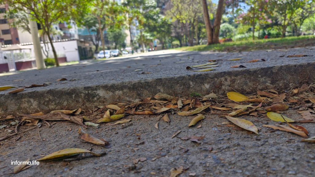 Aquarius Life: Calçadas com desníveis na praça Ulisses Guimarães oferecem riscos a frequentadores