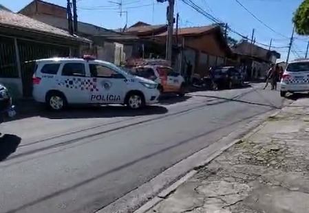 Homem morre após ser atingido por pauladas de um vizinho na zona leste