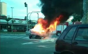 Incêndio em veículo na avenida JK mobiliza Corpo de Bombeiros