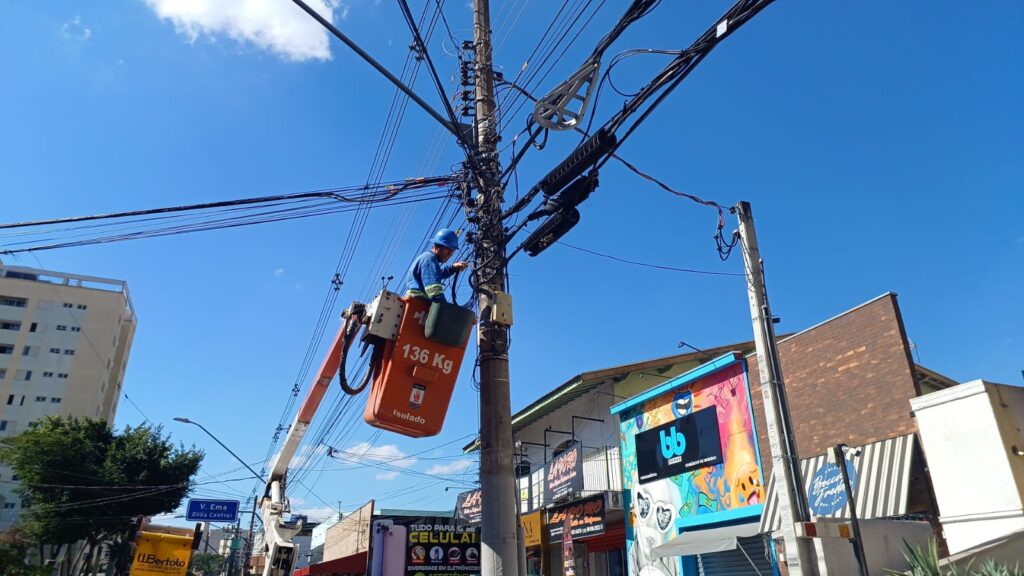 Prefeitura de São José inicia remoção de fiação excedente para melhorar visual urbano e segurança