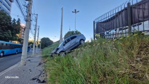 Motorista perde controle na saída de hipermercado no Aquarius e cai em barranco