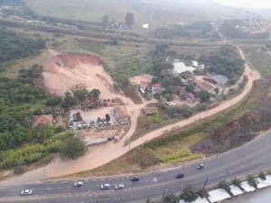 Moradores da zona leste questionam autorização de obra
