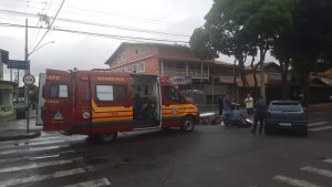 Colisão em cruzamento do bairro Morumbi deixa motociclista ferido