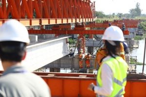 Vigas pré-moldadas são instaladas em ponte da Via Jaguari