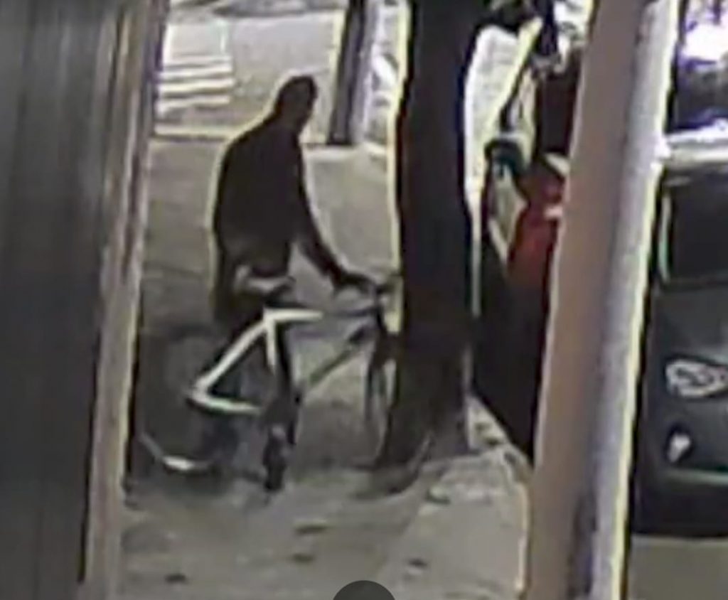Criminoso quebra vidro de carro e furta mochila na rua Santa Clara
