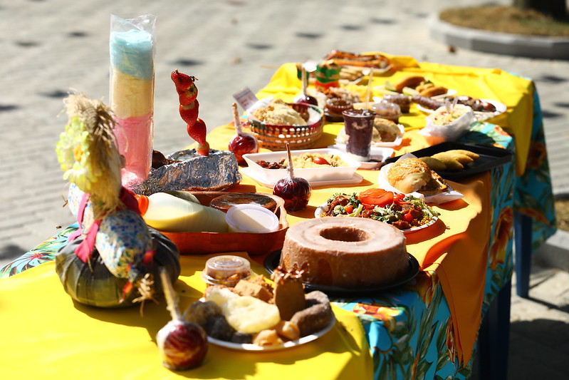 Festa da Bondade traz comidas típicas e artesanato na praça Afonso Pena