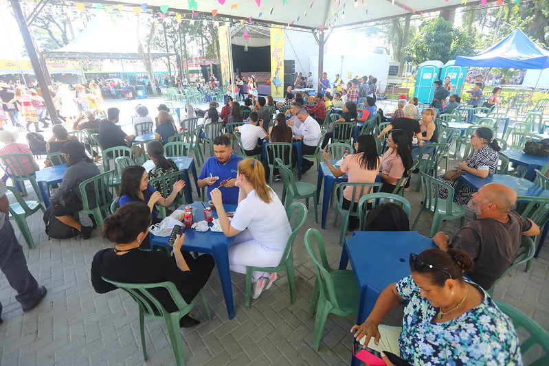 Festa da Bondade traz comidas típicas e artesanato na praça Afonso Pena