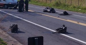 Gravíssimo acidente deixa dois motociclistas mortos