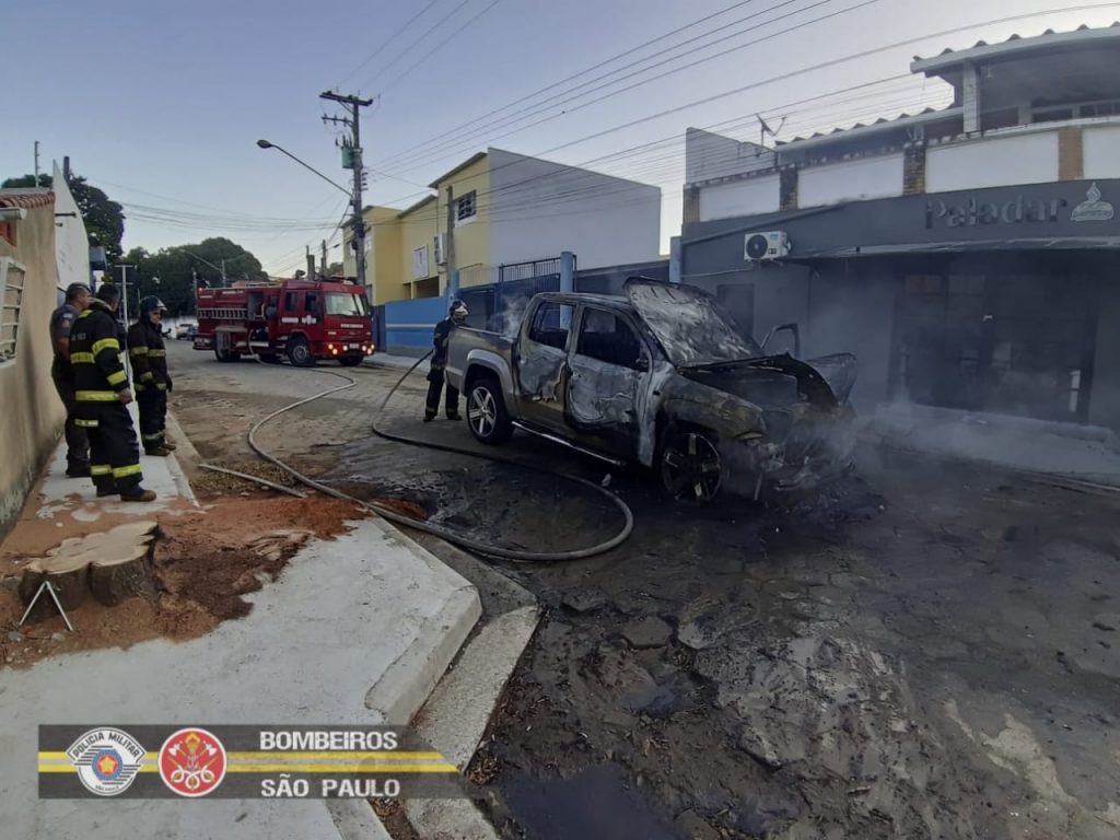 Incêndio em caminhonete assusta moradores em São Sebastião