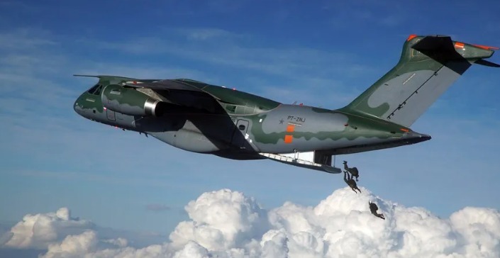 Maior avião feito pela Embraer, KC-390 combate fogo no Pantanal