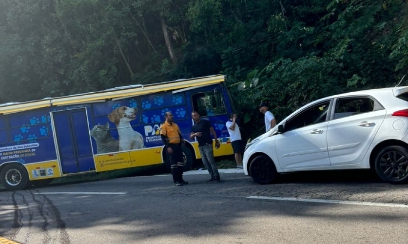 Ônibus do 'Pata Móvel' bate em barranco da Rio-Santos