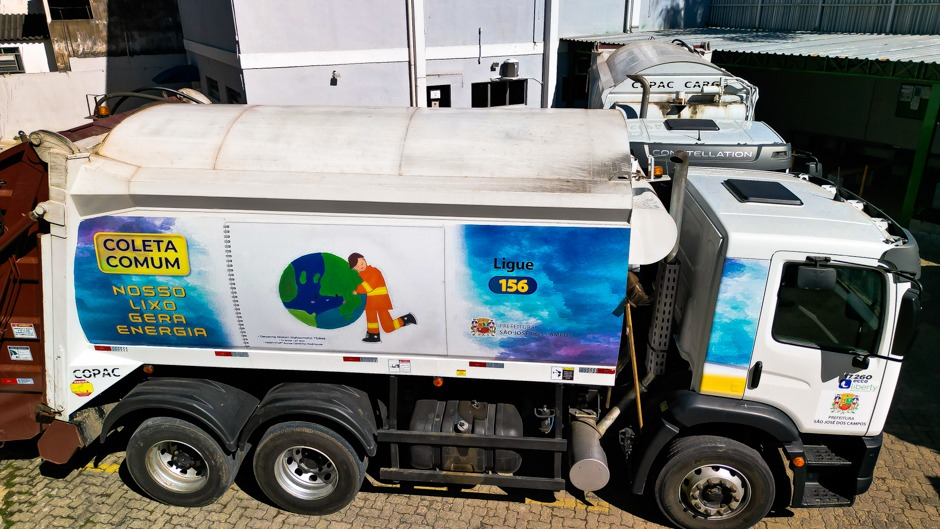 Caminhões de coleta de lixo são ilustrados por desenhos de alunos