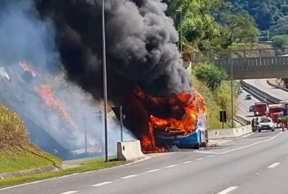 Ônibus pega fogo na Tamoios e interdita a via