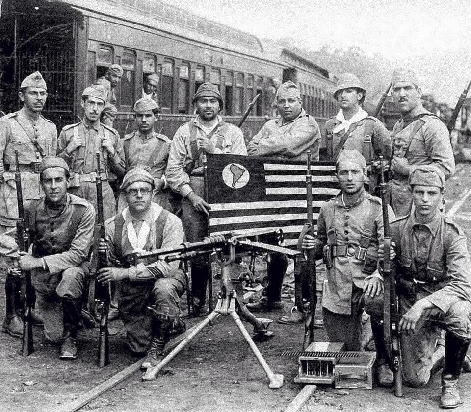 Heróis de 1932: Integrantes do Trem Blindado (todos devidamente identificados) / Foto: Acervo de Tudo por S. Paulo 1932.