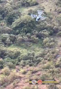 Bombeiros resgatam corpo de homem que caiu na Pedra do Baú