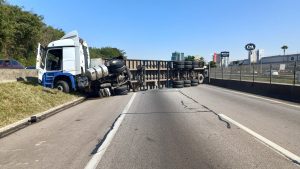 Caminhão tomba na Via Dutra em São José dos Campos e interdita tráfego sentido RJ