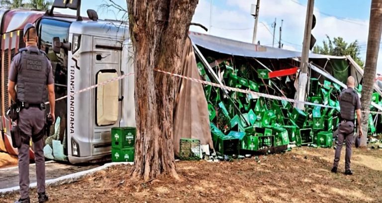 Carreta carregada de cerveja tomba na entrada de Caçapava