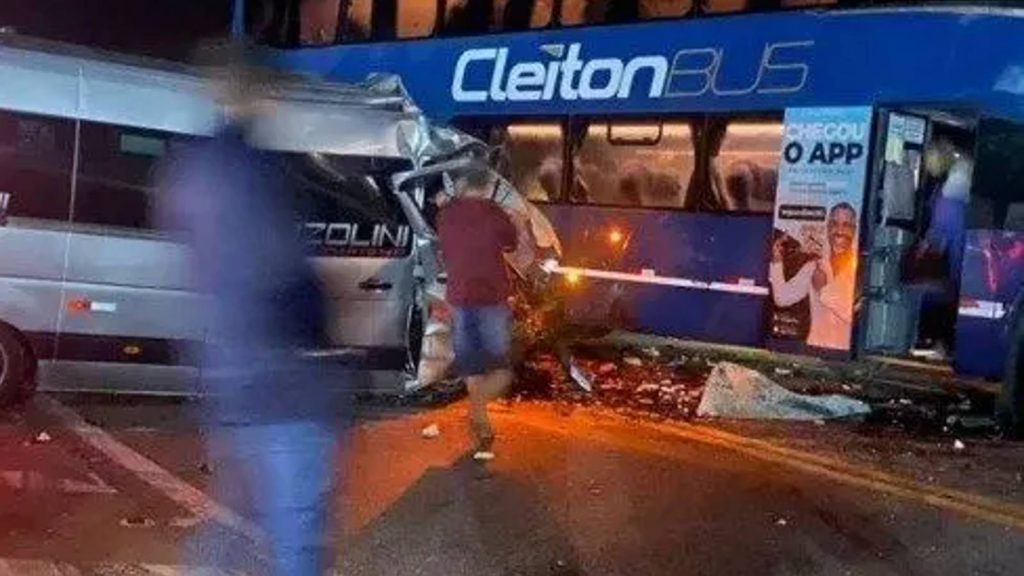 De novo, ônibus de caravana corintiana sofre gravíssimo acidente!