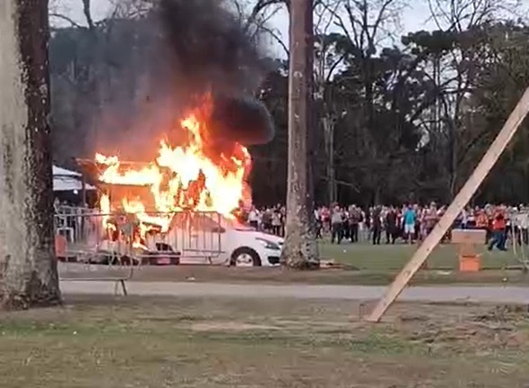 Susto no Parque da Cidade; carro pega fogo durante festividades