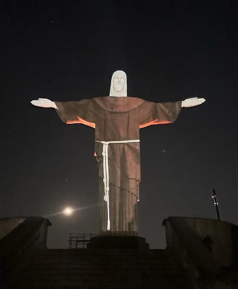 Cristo Redentor é iluminado com roupas franciscanas do 1° santo brasileiro