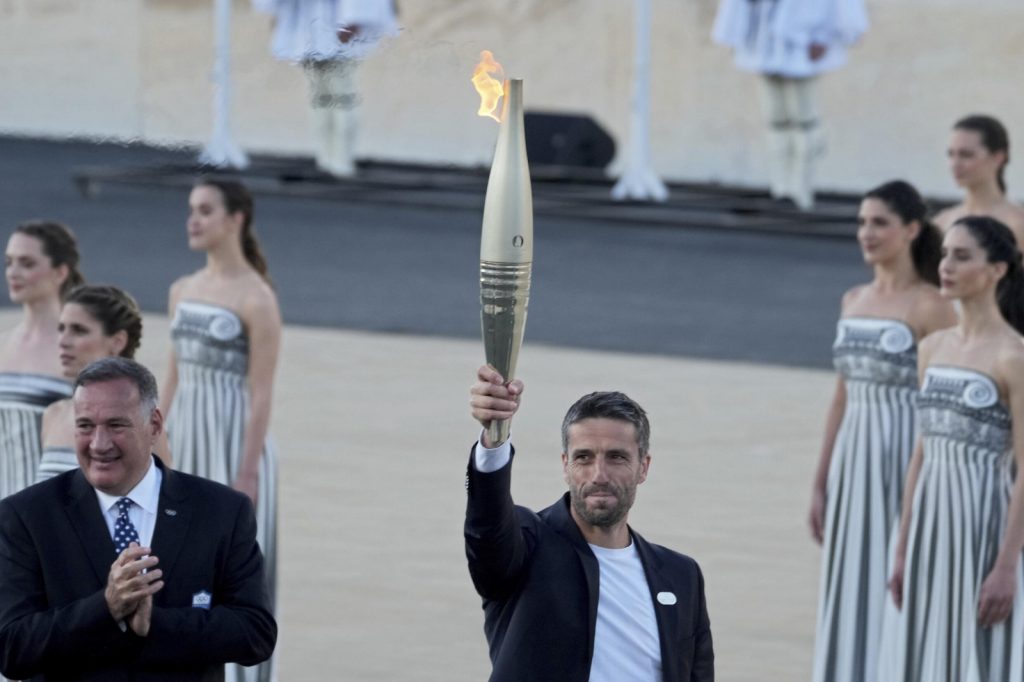 Faltando poucos dias para a abertura das Olimpíadas tocha olímpica chega à Paris