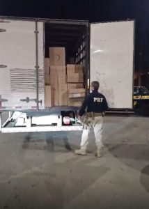 PRF apreende 400 caixas de cigarro contrabandeado na Dutra