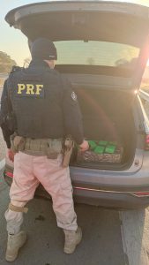 Abordagem na Dutra acha 200 kg de maconha em carro clonado