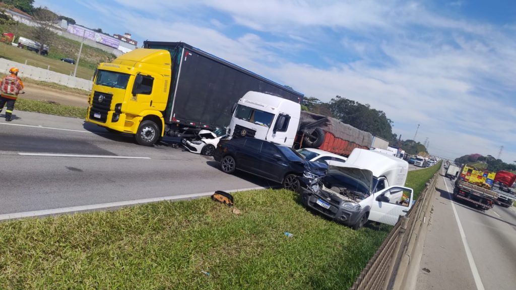 Acidente grave na Via Dutra em São José gera congestionamento