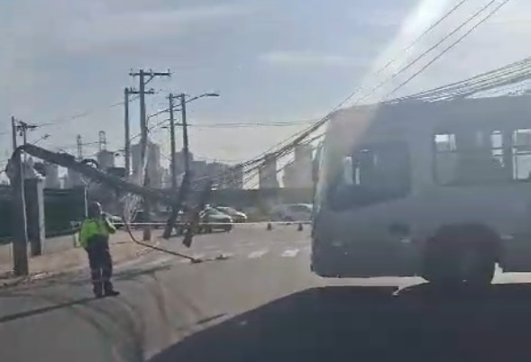 Avenida Andrômeda interditada após acidente!