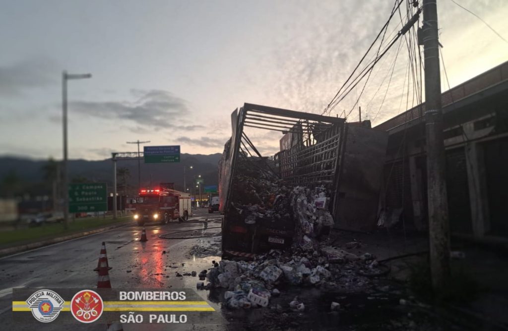 Caminhão pega fogo em Caraguatatuba; motorista sai ileso