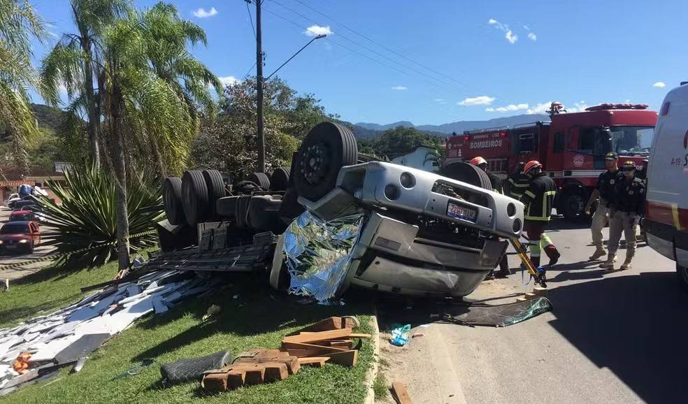 Caminhão tomba e motorista morre na Rio-Santos em Ubatuba!