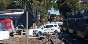 Ciclista fica em estado grave após ser atropelado por trem