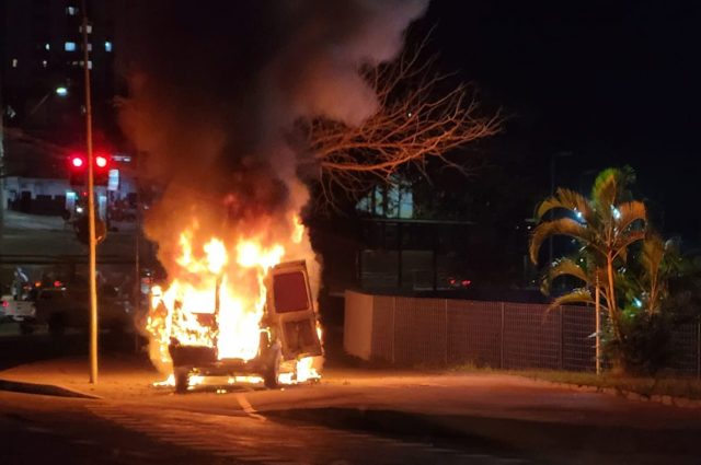 Dois incêndios em veículos mobilizam bombeiros em São José