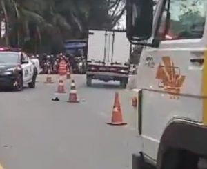 Dois motociclistas ficam feridos em colisão frontal na Rodovia SP-50