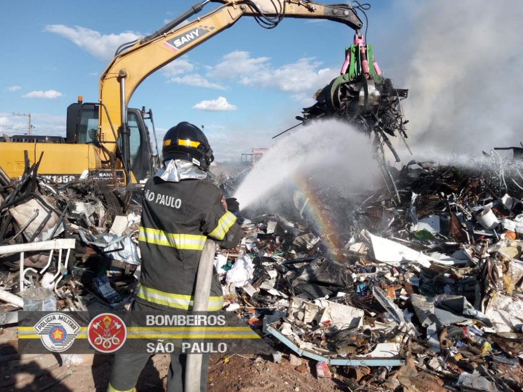 Incêndio em empresa de reciclagem mobiliza Bombeiros!