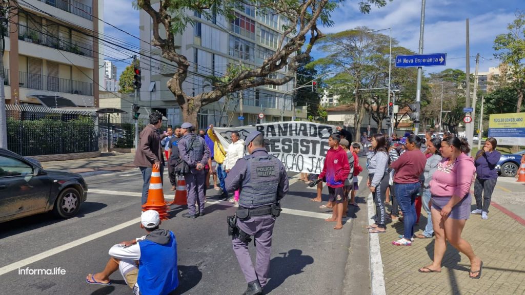 Sem água há três dias, moradores do Banhado fazem protesto!