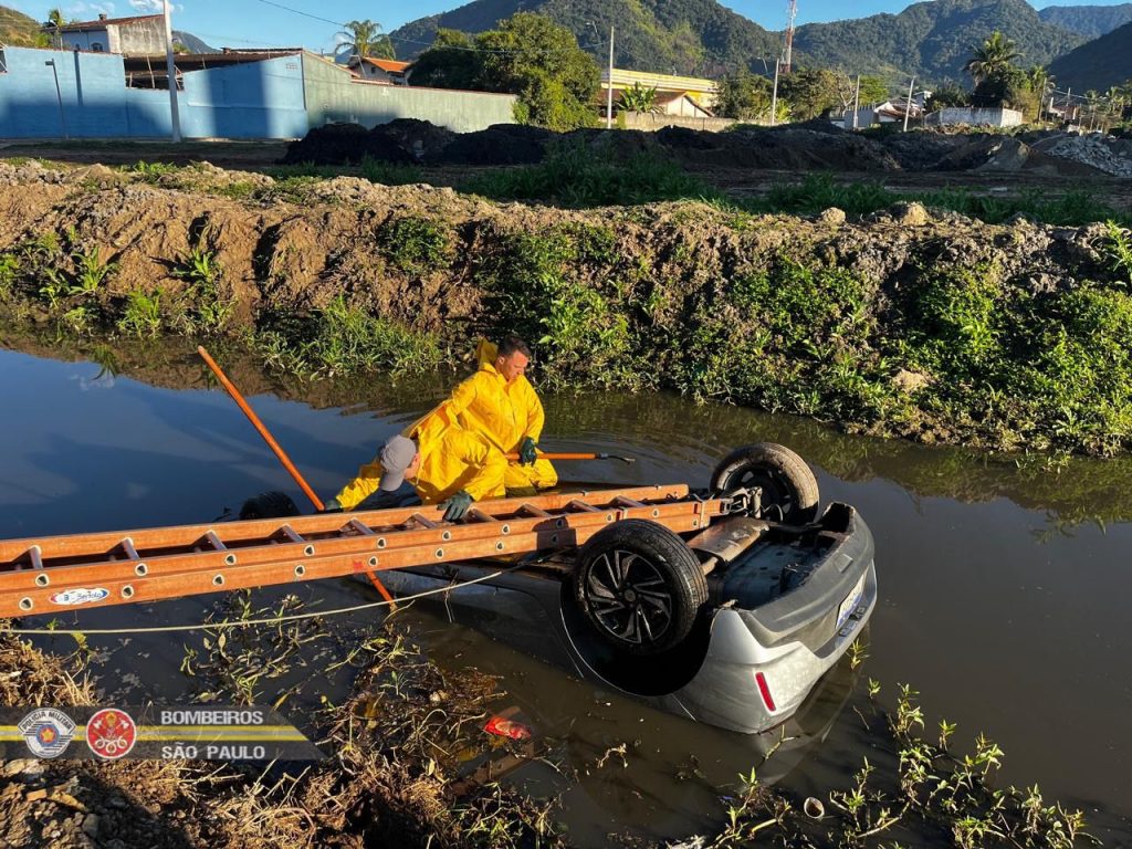 Tragédia em Caraguá Casal e criança morrem em carro submerso