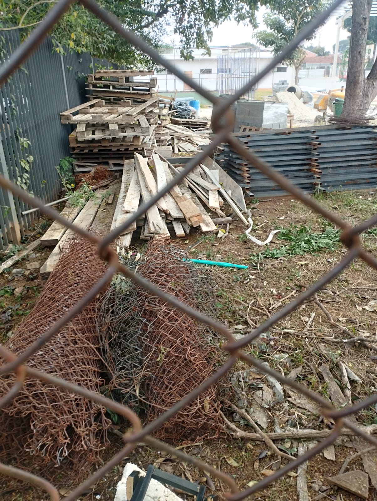 Entulho em terreno no Bosque dos Eucaliptos gera reclamações de moradores