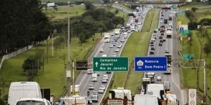 Caminhão tomba e motorista fica preso nas ferragens na D. Pedro I