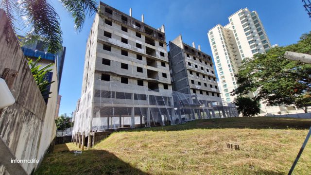 A implosão do prédio no Aquarius em São José dos Campos ocorre domingo, impactando moradores e trânsito local.