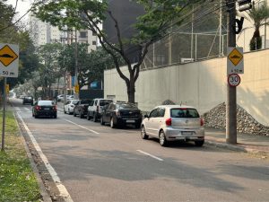 Aquarius Life: Carros estacionados em locais proibidos atrapalham o trânsito