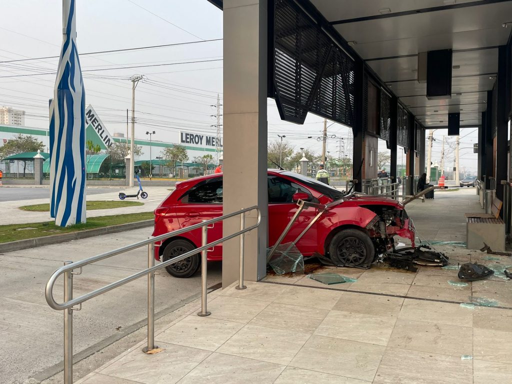 Acidente destrói ponto de ônibus na Linha Verde em São José