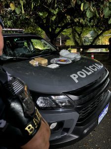 BAEP prende procurado membro de facção criminosa com drogas