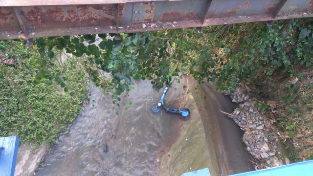 Bicicletas e patinete jogados em córrego causam revolta em São José dos Campos