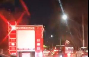 Bombeiros resgatam homem que caiu em córrego na avenida Fundo do Vale