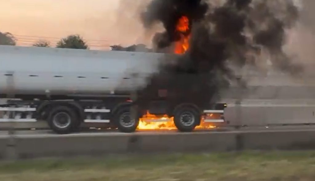 Caminhão-tanque pega fogo na Via Dutra e complica trânsito