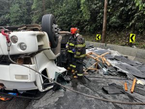 Caminhão tomba e interdita Rodovia Tamoios na descida da serra