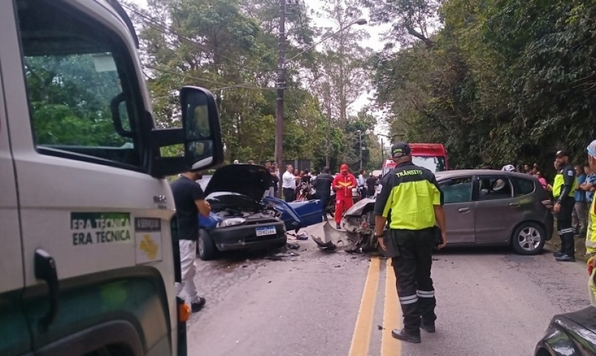 Colisão frontal com vítima presa às ferragens na Rio-Santos!